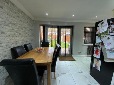 L-SHAPED KITCHEN 17' x 16'4