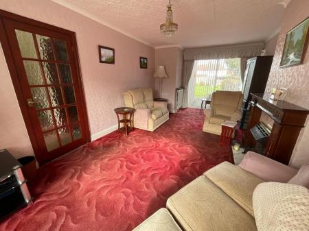 LIVING ROOM 18'6 x 11'