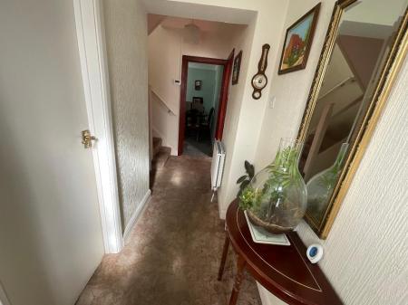 HALLWAY 12'3 x 3'9 > 8'9