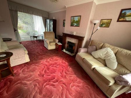 LIVING ROOM 18'6 x 11'