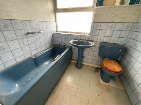 FIRST FLOOR BATHROOM