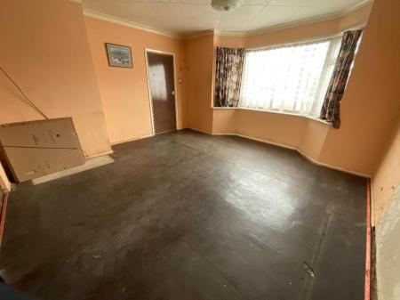 LIVING ROOM 13'8 x 13'6