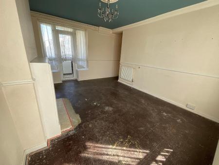 LIVING ROOM 14'1 x 13'