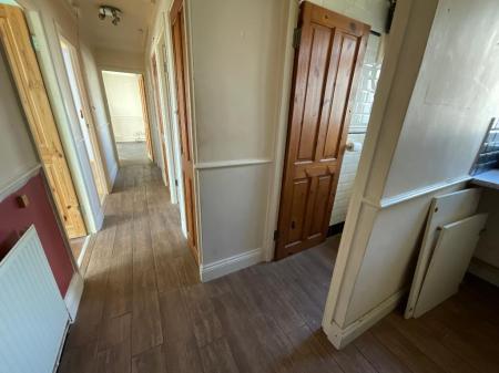 HALLWAY 18'8 x 9'8>2'4