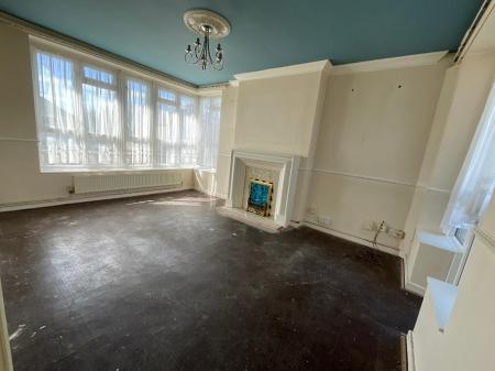 LIVING ROOM 14'1 x 13'