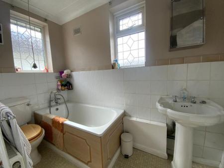 FIRST FLOOR BATHROOM