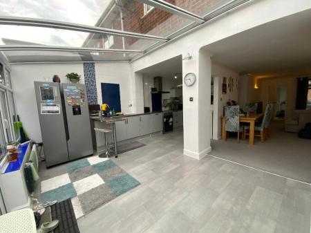 KITCHEN/CONSERVATORY