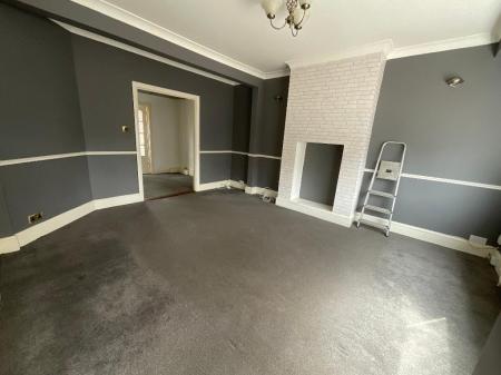 LIVING ROOM 15'2 x 15'1