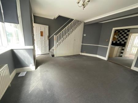 LIVING ROOM 15'2 x 15'1
