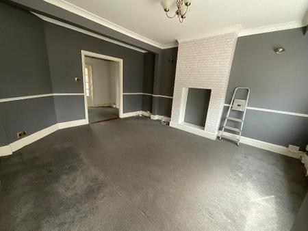 LIVING ROOM 15'2 x 15'1