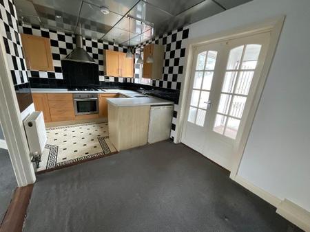 KITCHEN 10' x 7'8