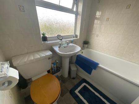 FIRST FLOOR BATHROOM