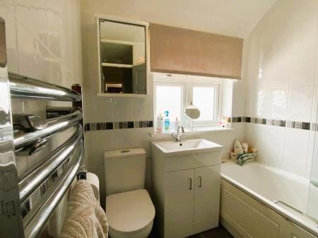 FIRST FLOOR BATHROOM