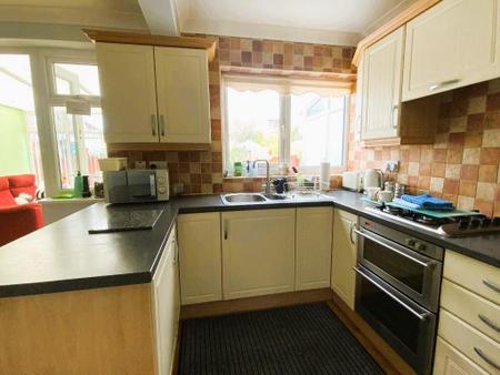 KITCHEN/DINER 16'10 x 9'