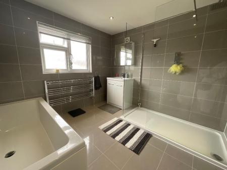 FIRST FLOOR BATHROOM
