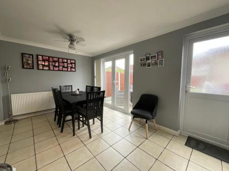 L-SHAPED KITCHEN/DINER 16'1 x 10'7