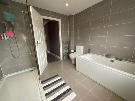 FIRST FLOOR BATHROOM