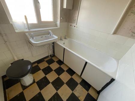 FIRST FLOOR BATHROOM
