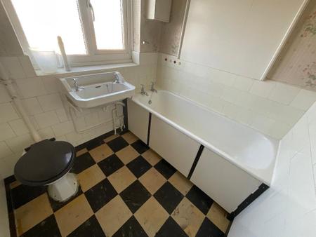 FIRST FLOOR BATHROOM