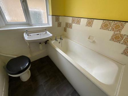 FIRST FLOOR BATHROOM