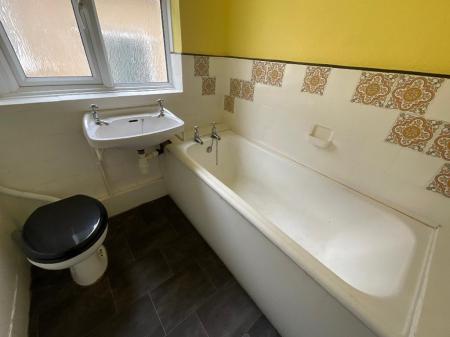 FIRST FLOOR BATHROOM