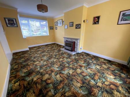 LIVING ROOM 17'7 x 10'7