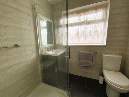 FIRST FLOOR SHOWER ROOM