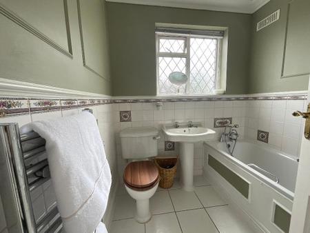FIRST FLOOR BATHROOM
