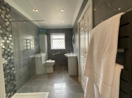 GROUND FLOOR SHOWER ROOM