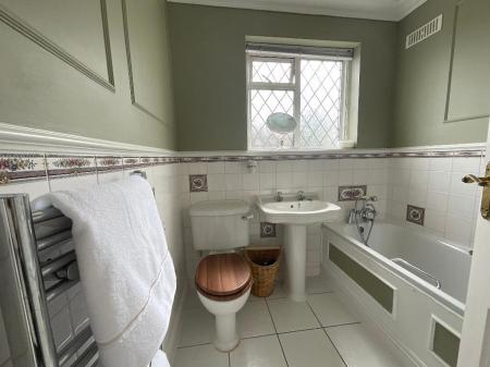FIRST FLOOR BATHROOM