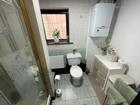 GROUND FLOOR SHOWER ROOM
