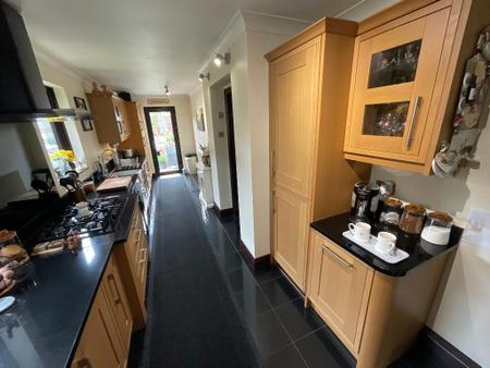 KITCHEN 23'9 x 8'5 > 6'7