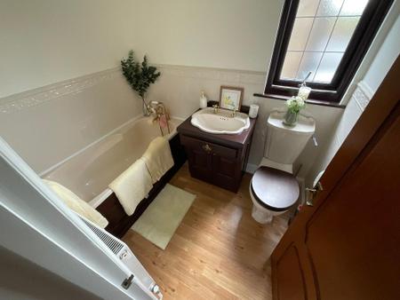 FIRST FLOOR BATHROOM