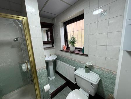 GROUND FLOOR SHOWER ROOM