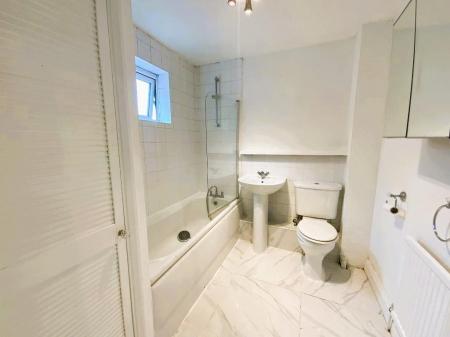 FIRST FLOOR BATHROOM
