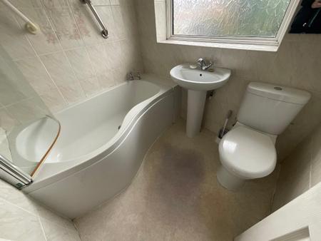 FIRST FLOOR BATHROOM