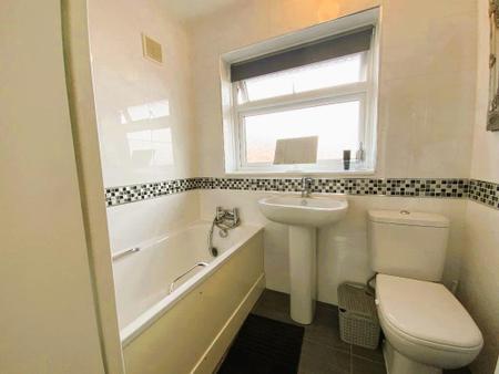FIRST FLOOR BATHROOM