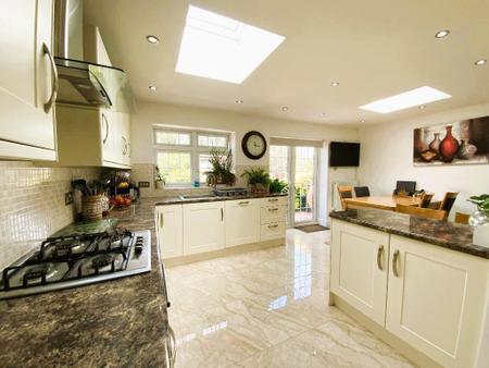L-SHAPED KITCHEN 17'6 x 17'