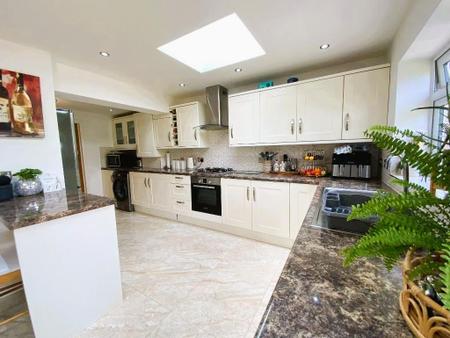 L-SHAPED KITCHEN 17'6 x 17'