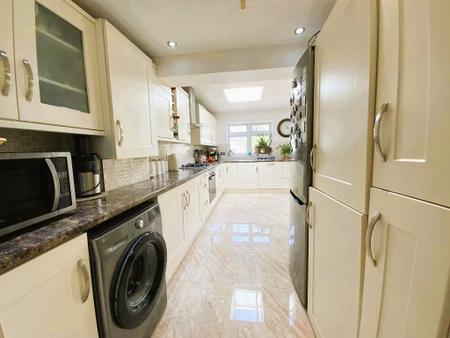 L-SHAPED KITCHEN 17'6 x 17'