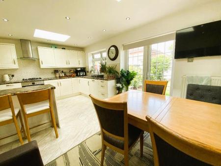 L-SHAPED KITCHEN 17'6 x 17'