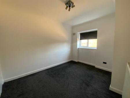 BEDROOM TWO 11'9 x 8'11