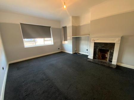 LIVING ROOM 15'4 x 10'11