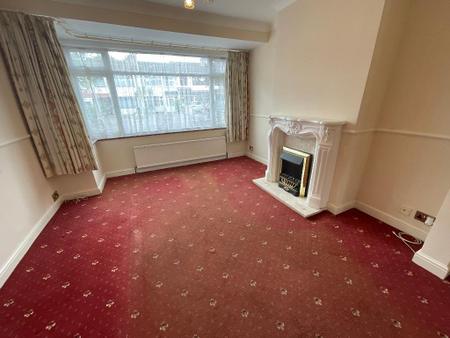 LIVING ROOM 21'9>10' x 16'6>11'3