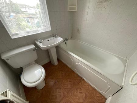 FIRST FLOOR BATHROOM