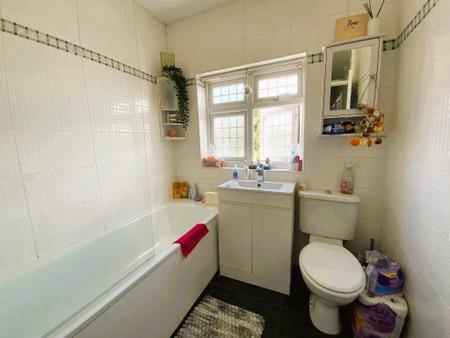 FIRST FLOOR BATHROOM