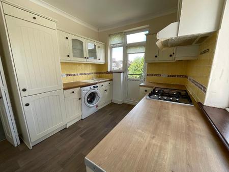 KITCHEN 10'9 x 8'5