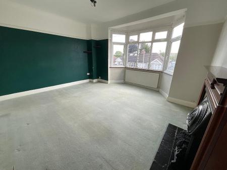 LIVING ROOM 13'6 x 13'5