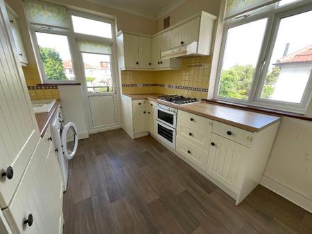 KITCHEN 10'9 x 8'5
