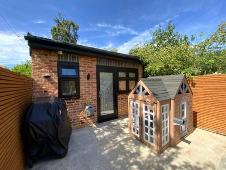 OUTBUILDING 21'8 x 11'8